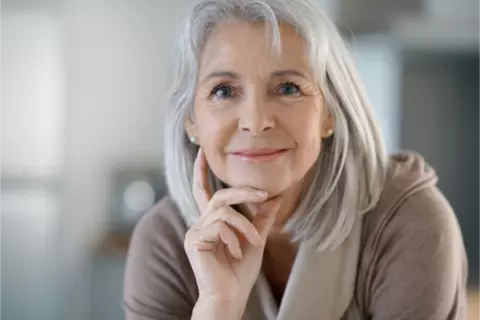 Vrouw kijkt voor zich uit