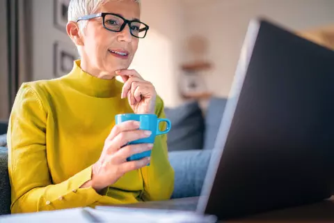 Vrouw kijkt naar computermonitor