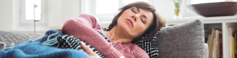 Slapende vrouw op zetel