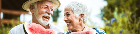 Man en vrouw die watermeloen eten